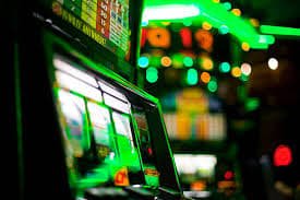 Antarmuka aplikasi ids138 menampilkan meja live-dealer blackjack dengan dealer profesional di layar perangkat mobile